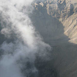 Blick in den Vulkankrater des Bromo auf Java. Foto: Katrin Hilker