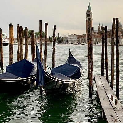 reise trends Italien Venedig Gondeln und Markusturm Foto: Rüdiger Berger