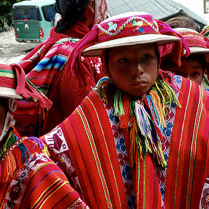 eise-trends Südamerika Peru Machu Picchu und Besucher in Trachten. Foto: Rüdiger Berger