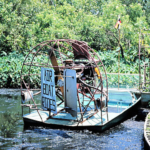 Das typische Fortbewegungsmittel in den Sümpfen Floridas: das Sumpf- bzw. Propellerboot. Copyright: reise trends / Rüdiger Berger
