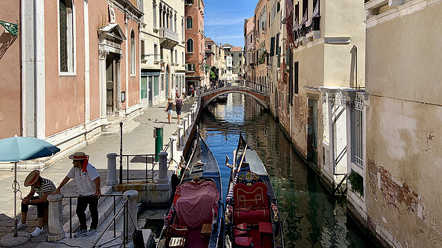 reise trends Italien Venedig Gondolieri warten auf Kunden Foto: Rüdiger Berger