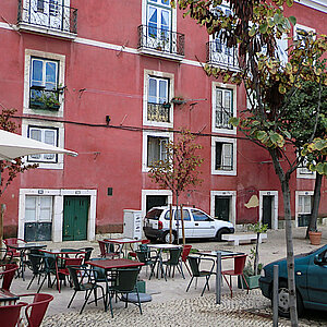 reise trends Portugal Lissabon Alfama Typisches Straßen-Café Foto: Rüdiger Berger