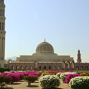 reise trends Oman Sultan Qabus Moschee Blick von der Straße Foto: Rüdiger Berger