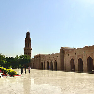 reise trends Oman Sultan Qabus Moschee Minarett u. Bogengang Foto: Rüdiger Berger