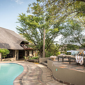 se trends Südafrika Kambaku Safari Lodge Pool Deck Foto: Kambaku Safari Lodge
