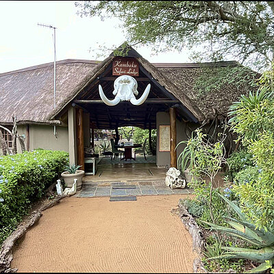 reise trends Südafrika Kambaku Safari Lodge Eingang Foto: Rüdiger Berger