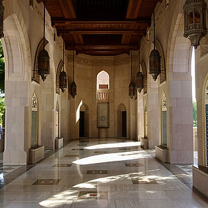 reise trends Oman Sultan Qabus Moschee Luftige Gänge Foto: Rüdiger Berger
