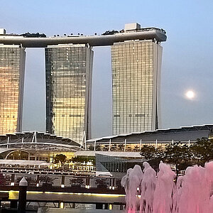 reise trends Singapur: Singapur, Hotel Marina Bay Sands Abendstimmung Foto: Rüdiger Berger