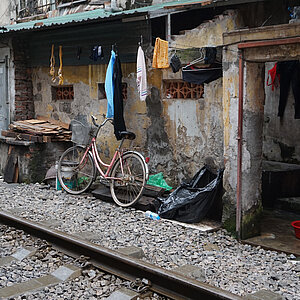 Train Street inmitten Vietnams Hauptstadt Hanoi. Foto: Katja Döring