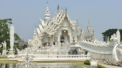 reise trends Thailand Chiang Rai Weißer Tempel Die Brücke Foto: Rüdiger Berger