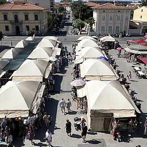 reise trends Italien Toskana Pisa Souveniermarkt am Piazza dei Miracoli Foto: Rüdiger Berger