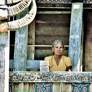 reise trends Tana Toraja: Eine ältere Dame in ihrem Haus Foto: Rüdiger Berger