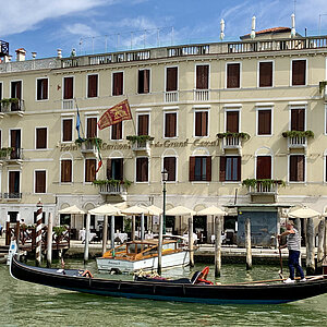 reise trends Italien Venedig Gondolieri vor dem Hotel Grand Canal Foto: Rüdiger Berger