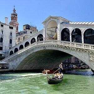 reise trends Italien Venedig Gondolieri an der Rialto Brücke Foto: Rüdiger Berger