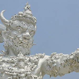 reise trends Thailand Chiang Rai Weißer Tempel Tempelwächter Foto: Rüdiger Berger