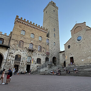 reise trends Italien Toskana San Gimignano Piazzo und Kirche Foto: Rüdiger Berger