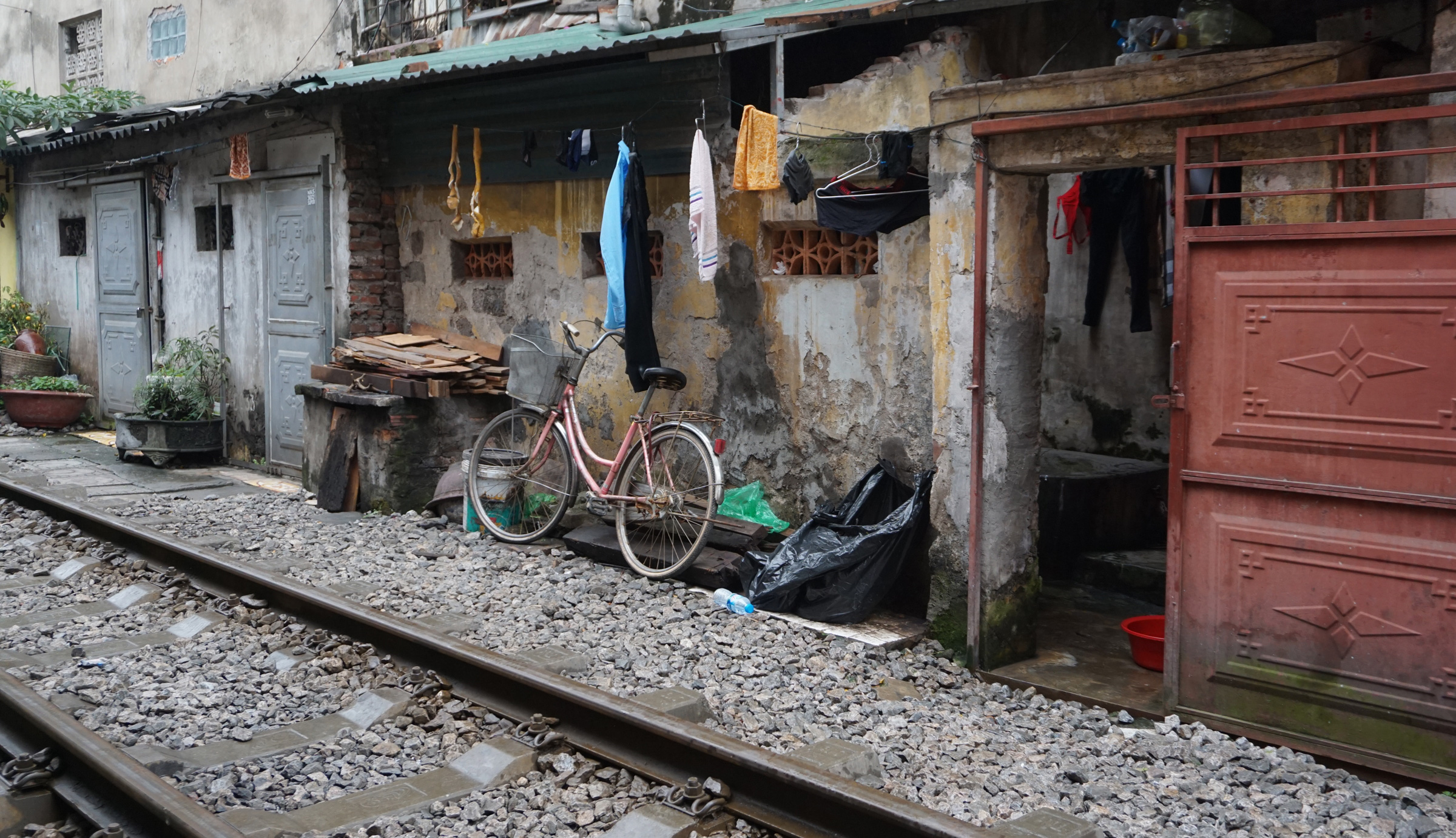Train Street inmitten Vietnams Hauptstadt Hanoi. Foto: Katja Döring