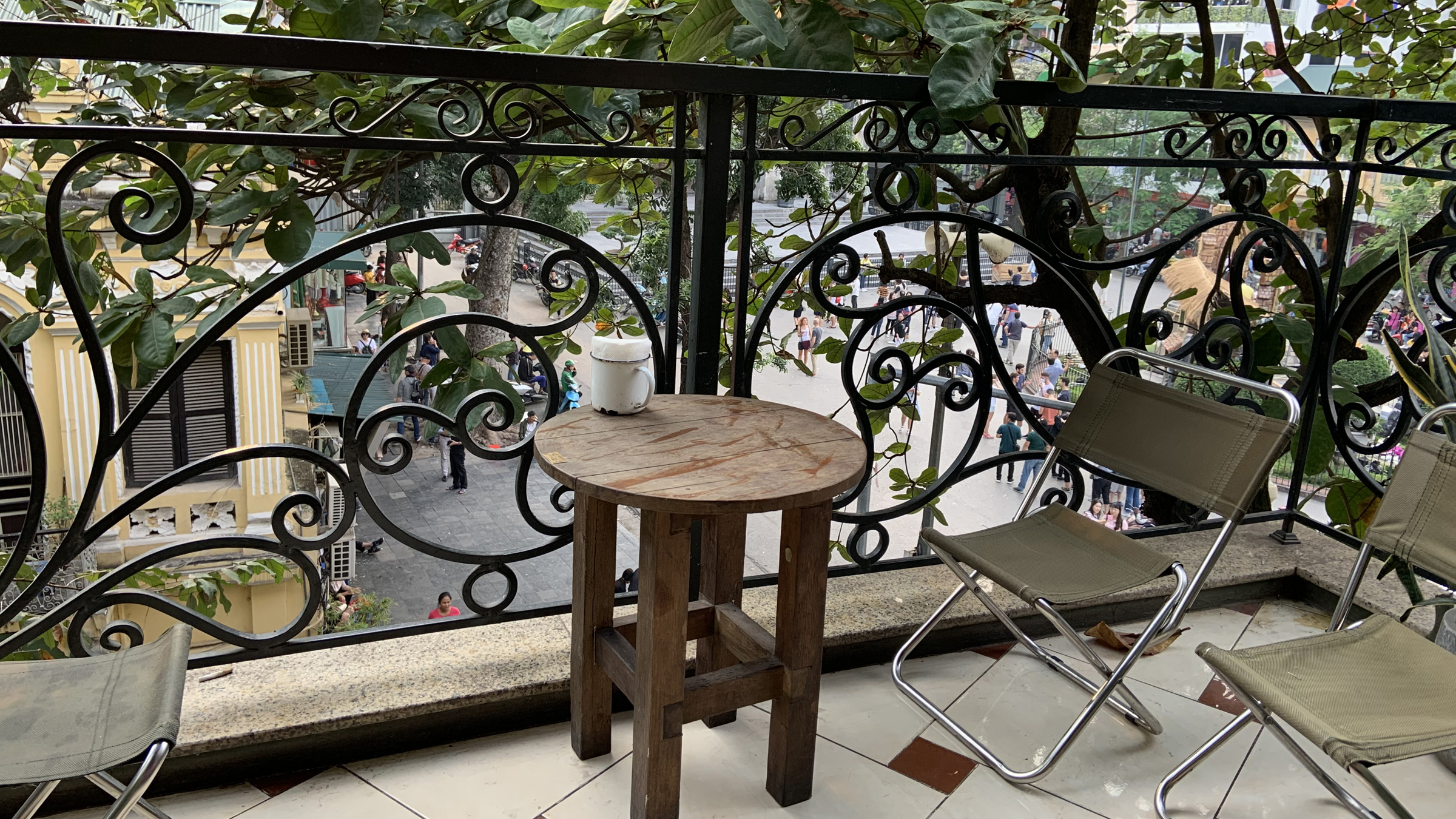Auf dem Balkon eines Kaffeehauses in Hanoi. Foto: Rüdiger Berger
